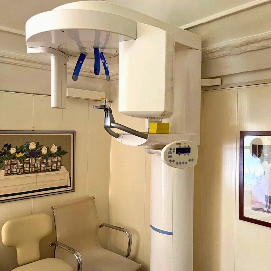 Macchinario ortopantomografo per radiografie dentali panoramiche presso lo studio dentistico