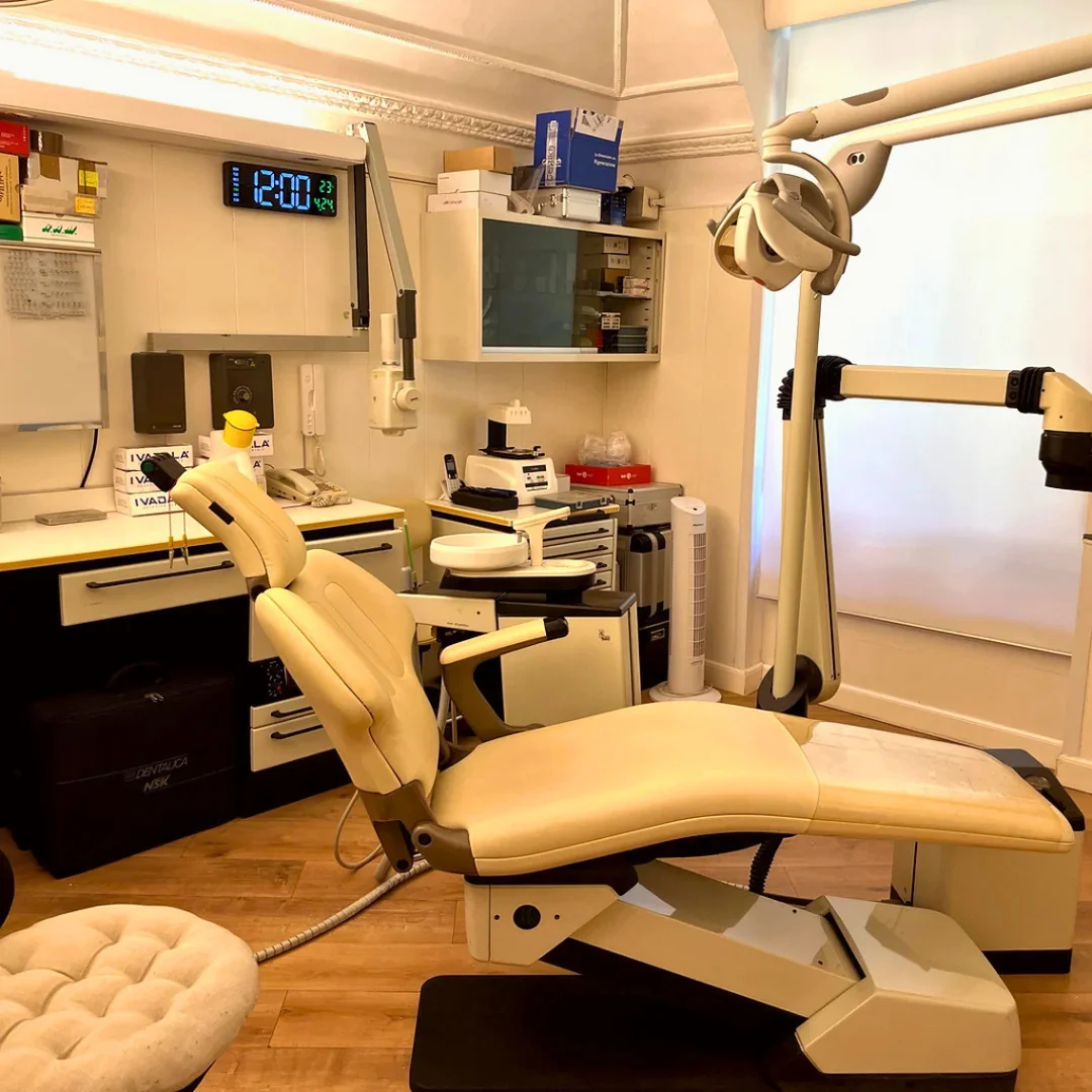 Dettaglio della sala operativa dello studio dentistico con strumentazione completa e riunito